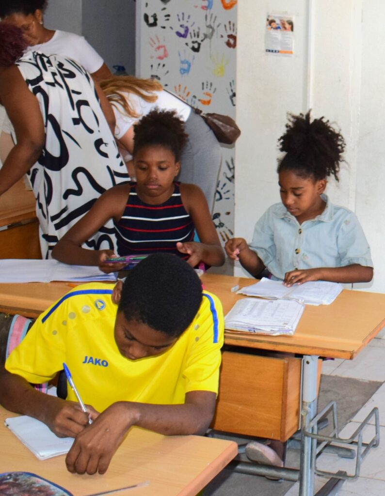 Zu Djunta Mon kommen die Schüler:innen, welche das Schuljahr und damit den Schulabschluss ansonsten nicht bestehen würde. Es gehört nebst der pädagogischen Unterstützung auch viel soziale und psychologische Unterstützung dazu.