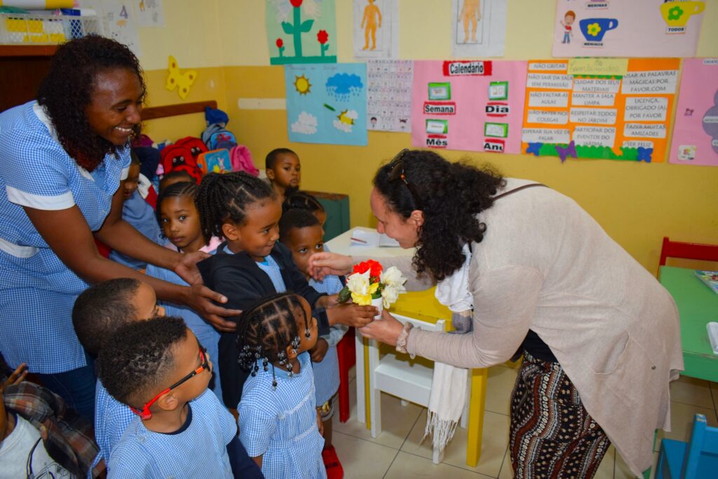 Wie jedes Projekt besichtigen wir auch den Kindergarten A Borboleta bei den jährlichen Projektbesuchen – manchmal werden wir soagr mit einem gebastelten Geschenk überrascht.