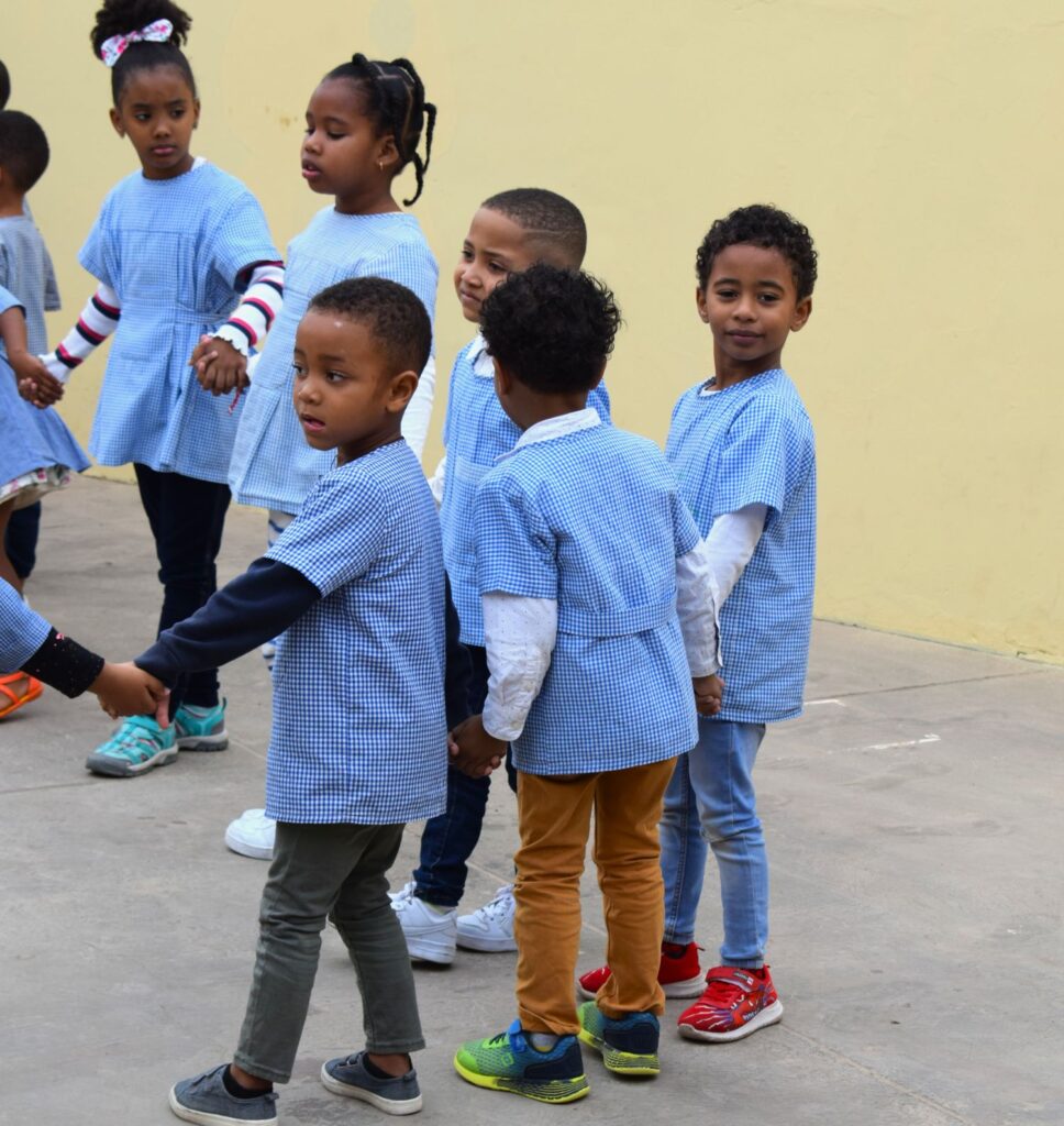 Die Kinder des Kindergartens O Ninho haben ein Begrüssungsritual im Kreis.